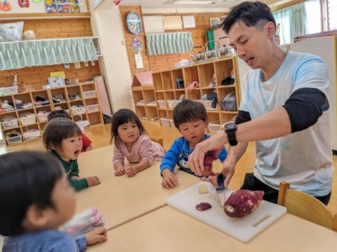 ２，３歳児が掘ってきた大きなお芋を使いますよ。